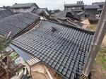 　地震で倒壊した石川県珠洲市の家屋＝２日午前