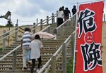 暑さの中日傘を差しながら砂丘を歩く観光客ら＝３日、鳥取市の鳥取砂丘