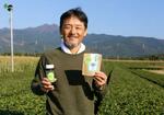 　粉末茶「食べるお茶」を手にする、茶農家の斉藤敏春さん＝２０２３年１１月、熊本県菊池市