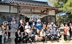 「はわい東郷浮乃」のパネルと一緒に２周年を祝うファンや旅館関係者ら