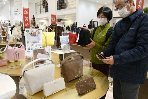 商品を手に取り品定めする来店客＝２日、倉吉市中江のバルコス本店