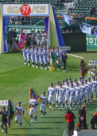 　第９７回選抜高校野球大会の開会式で、入場行進する健大高崎（手前）の選手ら＝１８日午前、甲子園球場