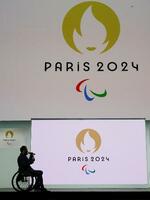 　２０１９年、フランス・パリでのイベントで披露されたパリ五輪・パラリンピックの大会ロゴ（ロイター＝共同）