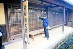 仮屋通りにある「若桜民工芸館」玄関は典型的な仮屋のアーケードが残り、伝統的な町屋造りを見学できる