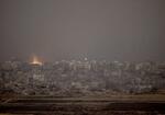 　３日、イスラエルの攻撃を受けてパレスチナ自治区ガザで上がる煙＝イスラエル・スデロトから撮影（ゲッティ＝共同）
