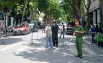 　ベトナムの首都ハノイ中心部で交通規制する公安省当局者ら＝１９日（共同）