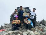 　富山県の剣岳に登り、記念写真に納まる京都大山岳部前リーダーの田中丈太郎さん（右端）ら部員＝２０２３年８月（田中さん提供）