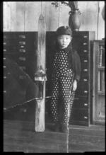　５歳ごろ、初めてのジャンプ用スキー板と記念撮影する笠谷幸生さん＝１９４８年ごろ、北海道大江村（現仁木町）の自宅（提供写真）
