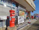 　絵手紙発祥の地を記念したポストがある狛江郵便局＝東京都狛江市
