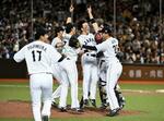 　野球のアジア選手権決勝、台湾を破って優勝を決めた日本＝１０日、台北（ゲッティ＝共同）