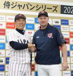 　強化試合を前に握手を交わす日本代表の井端監督（左）とチェコ代表のハジム監督＝バンテリンドーム