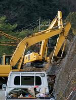 　奈良県下北山村の土砂崩れ現場＝２８日午前７時３９分