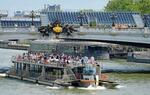 　客席が設置された、パリ中心部のセーヌ川に架かるアレクサンドル３世橋。パリ五輪は６日で開幕まで５０日＝４日、パリ（共同）