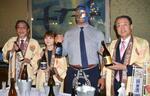 　２０日、米ニューヨークの日本総領事公邸で、鳥取県の日本酒をアピールする平井伸治知事（右端）と森美樹夫総領事（左端）ら（共同）