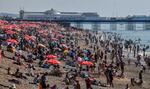 　海水浴に来た人たちであふれる英南部ブライトンのビーチ＝２０２３年９月（ゲッティ＝共同）