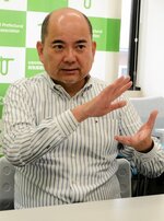 条例制定後の１０年間の変化や未来への展望と語る石橋さん＝米子市旗ケ崎６丁目の県聴覚障害者協会