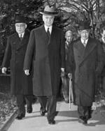 　ルーズベルト米大統領との会談に向かう野村吉三郎駐米大使（左）ら。中央はハル米国務長官＝１９４１年１１月１７日、ワシントンのホワイトハウス（ゲッティ＝共同）