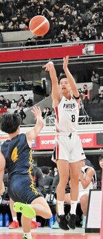  男子２回戦・鳥取城北－国学院久我山　鳥取城北は第２クオーターで新谷（８）が３点シュートを決め、３１－３７で追走する＝東京体育館 