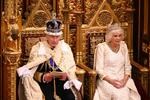 　７日、英議会で政府の施政方針演説を読み上げるチャールズ国王（左）＝ロンドン（ゲッティ＝共同）