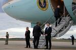 　イスラエル訪問のため米大統領専用機エアフォースワンに乗り込むバイデン大統領（右上）＝１７日、ワシントン郊外のアンドルーズ空軍基地（ＡＰ＝共同）