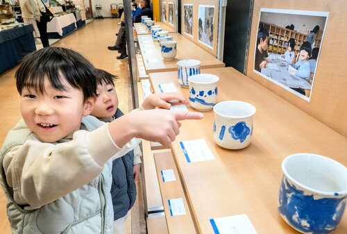 「ぼくのあったよ。友だちのも」。米子市内の園児たちが絵付けした作品も並ぶ