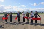 　６日、フィリピン北部フロリダブランカのバサ空軍基地で、アスファルト舗装の更新を終えた滑走路に立つテオドロ国防相（右から４人目）や米当局者ら（共同）