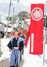 【声高らかに】神社宮総代を先頭に「控えー、控えー、脇に寄れー」と声を上げながら高台を目指す一行