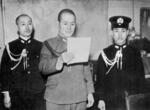 　太平洋戦争開戦を発表する大本営陸軍報道部長の大平秀雄（中央）＝１９４１年１２月８日、東京・陸軍省