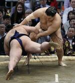 　豊昇龍（右）がはたき込みで豪ノ山を下す＝エディオンアリーナ大阪