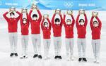　２０２２年２月、北京冬季五輪のフィギュアスケート団体でメダルを獲得した日本チーム（共同）