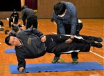 体幹や骨盤の動きが正常かの検査を受ける選手ら＝倉吉体育文化会館