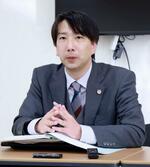 　判決後に記者会見する原告側代理人の下山順弁護士＝８日午後、前橋市