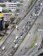 　昨年８月、お盆のラッシュで下り線が渋滞する東名高速道路＝神奈川県厚木市