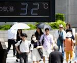 　梅雨の晴れ間に気温が上昇した東京・日本橋の様子＝２４日午後