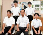 足羽教育長（手前中央）を訪問した（奥右から）竹村さん、菱川さん（手前右から）滝さん、松原さん＝１２日、鳥取県庁