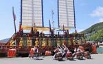 　復元された「朝鮮通信使」の木造船の前で演奏を披露する韓国の芸術団員ら＝５日午前、長崎県対馬市