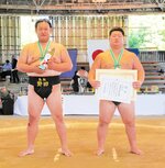 団体２部で準優勝した野田組の（左から）佐々木、松井＝堺市の大浜公園相撲場