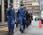 　作業員５人が転落して死傷したビル建設現場に入る警視庁の捜査員ら＝２２日午前８時３４分、東京都中央区