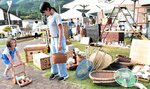 数多くの骨とうの品々が並ぶ会場＝６日、智頭町智頭の智頭駅前どうだん広場