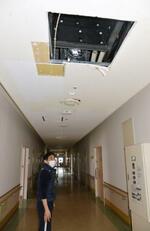 　富来病院の防護区画内の廊下。能登半島地震で天井にある陽圧化装置の吹き出し口が脱落した＝８日、石川県志賀町