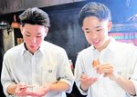 井上さんが作ったベーコンを試食する上田さん（左）と丸山さん＝１７日、香美町村岡区福岡の香味煙