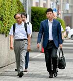 　森友学園問題に関する財務省文書開示を巡る訴訟の判決で、大阪地裁に向かう原告側弁護士ら＝１４日午後