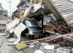 　能登半島地震で被災した車＝４月、石川県輪島市
