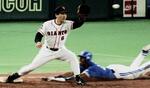 　送球を受ける巨人・落合博満＝１９９６年４月、東京ドーム