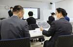 　熊本県教育委員会が開いた勉強会で、半導体について学ぶ高校の教職員＝２０２４年２月、熊本市