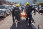 　９日、地震の犠牲者を運ぶ救難チーム＝モロッコ中部マラケシュ付近（ＡＰ＝共同）