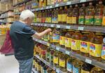 　中国上海市のスーパーで食用油を選ぶ消費者＝１１日（共同）