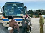 　女川原発の事故を想定した防災訓練で、バスで避難所に到着した女川町の住民ら＝２０日午前、宮城県栗原市