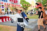 唄や太鼓に合わせて踊る市民ら＝１４日夜、米子市公会堂