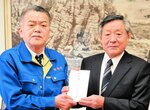 義援金を浜上町長（左）に手渡す長組合長＝１９日、香美町役場